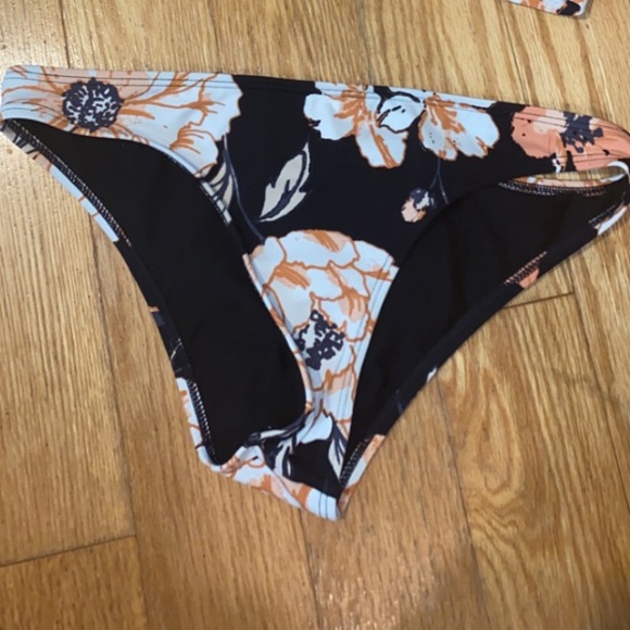Floral Roxy bikini 🌸 - Picture 2 of 2